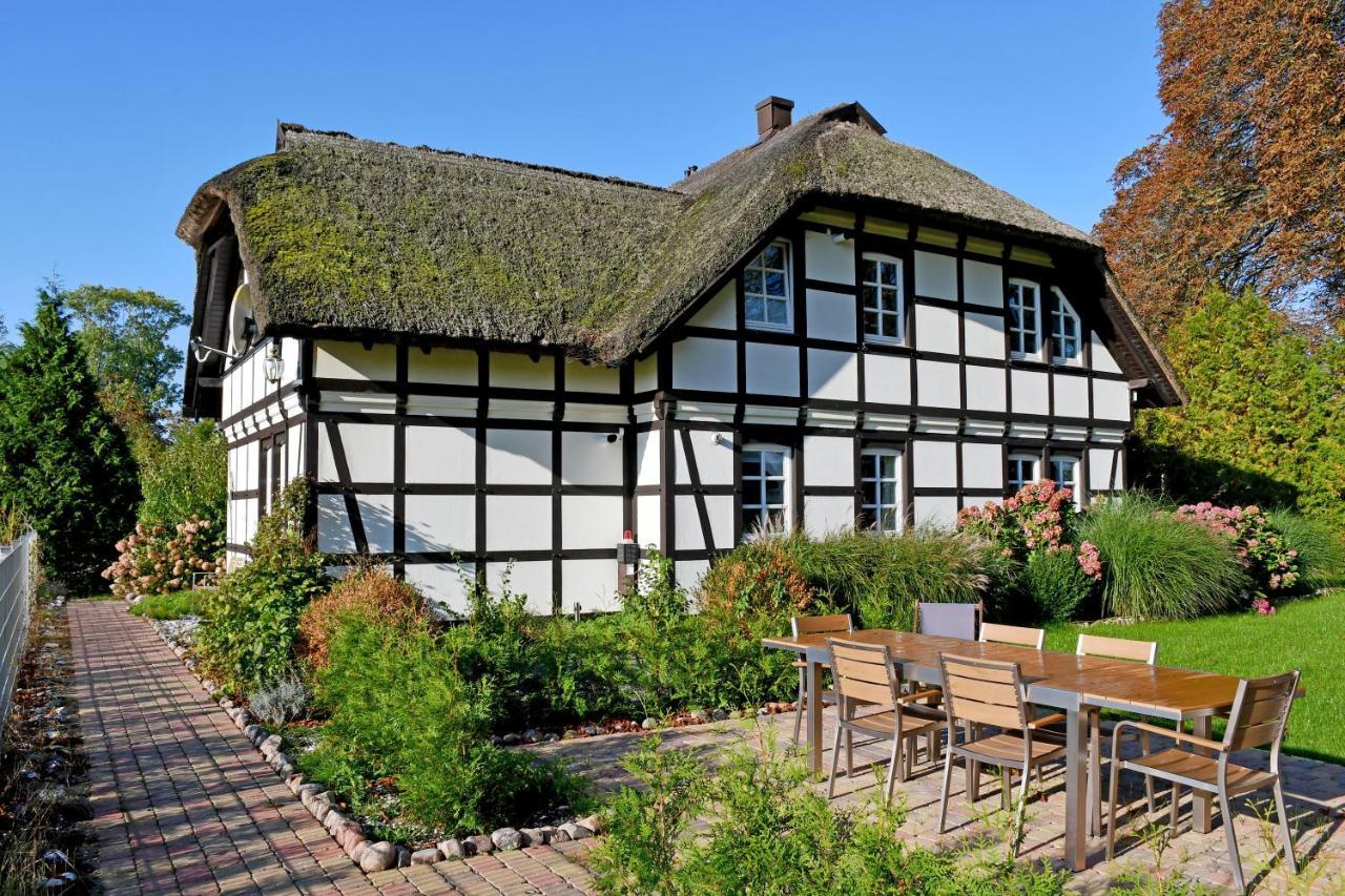 Reetdachfachwerkvilla Am Wiesengrund Bergen Auf Rugen Buitenkant foto